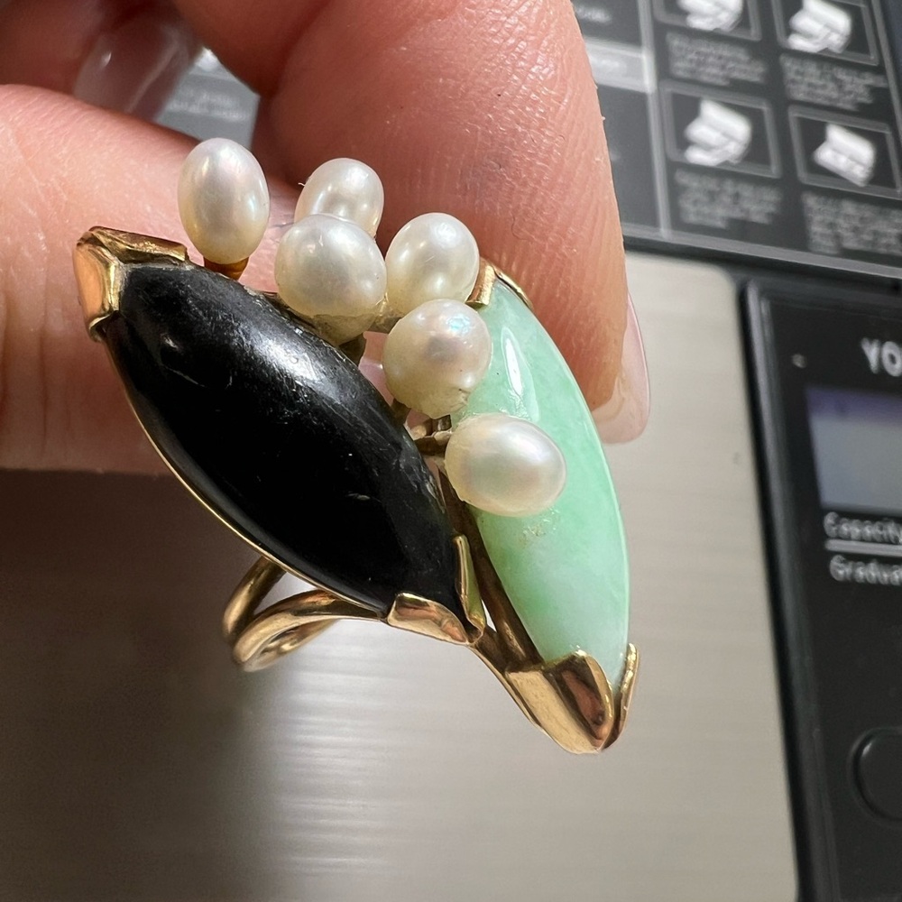 Elegant  Vintage 14K yellow Gold, Black, and Green Women's Ring 5.1 Size 6